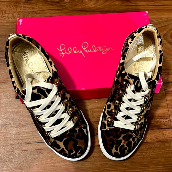 Lilly Pulitzer Shoes - Lilly Pulitzer Hallie sneaker in Onyx my favorite spot size 8.5M NWT